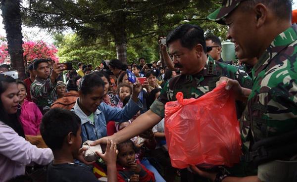 Panglima TNI Sambangi Pengungsi Wamena