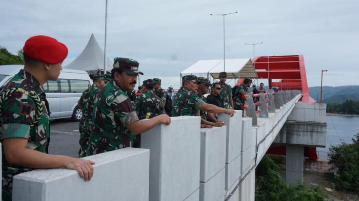 Panglima TNI Tinjau Jembatan Holtekamp di Jayapura