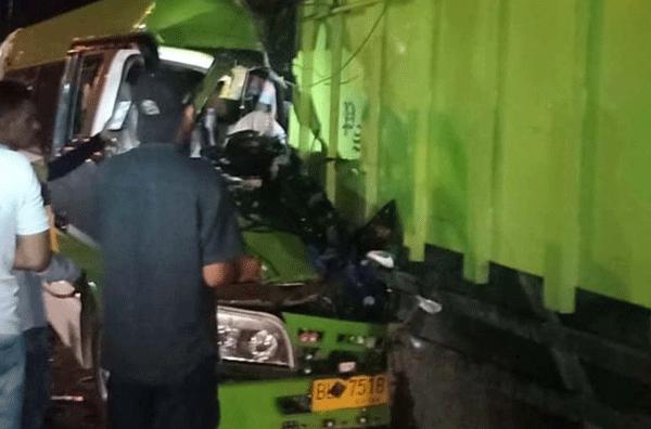 Mobil Bawa Rombongan Pengantin Tabrak truk, Dua Tewas
