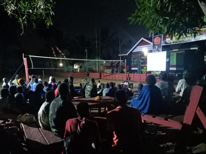 Satgas Batalyon Infanteri 411 Kostrad Gelar Nobar Bersama Warga Pedalaman Papua