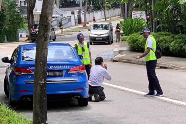 Viral, Sopir Taksi Berlutut Mohon Ampun Minta Tak Ditilang