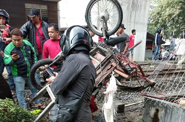 Terobos Palang Perlintasan,  Parbetor dan Penumpang Tewas Terlindas Kereta Api