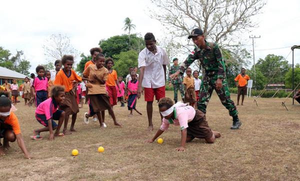 Maknai Hari Sumpah Pemuda, Satgas Yonif 411 Kostrad Bangun Karakter Pelajar Melalui Fun Games