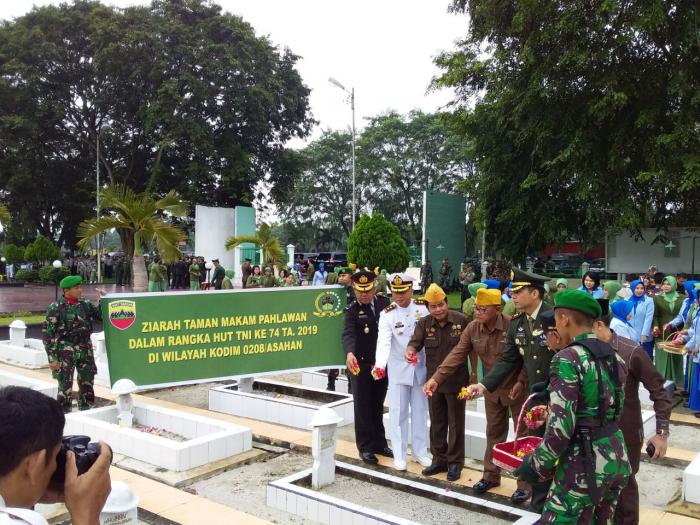 Sambut HUT ke 74 TNI, Kodim 0208/Asahan  Ziarah Ke Makam Pahlawan