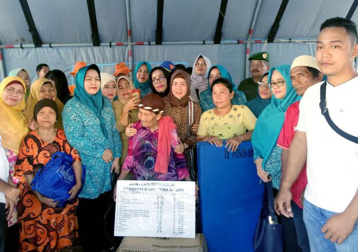 Pemprov Sumut Serahkan Bantuan Korban Kebakaran Sentosa Lama