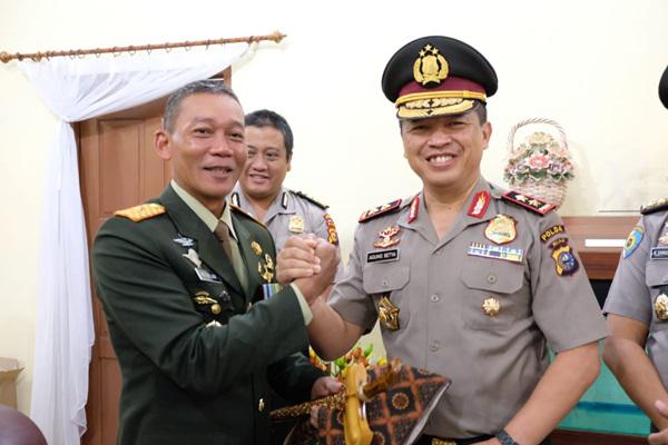 Pagi-pagi , Kapolda Riau dan PJU Beri Kejutan Buat Danrem 031/WB