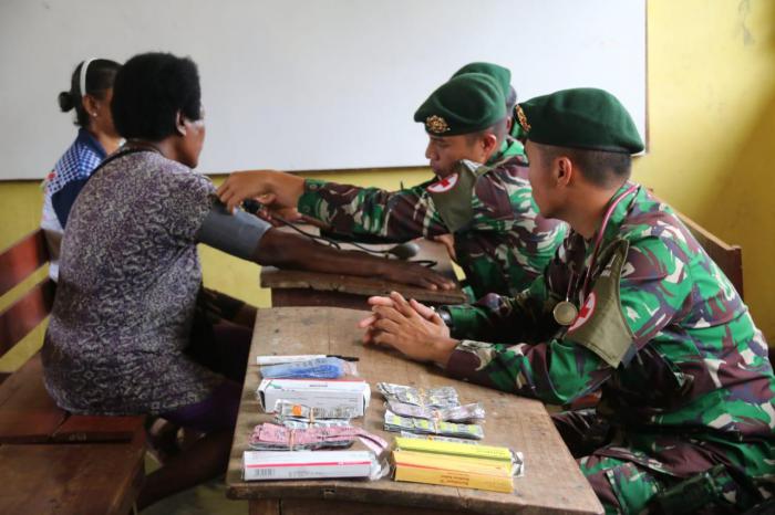 Pengobatan Gratis Satgas Yonif 411/Pandawa Kostrad di Kampung Kuler Papua