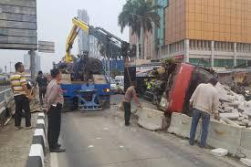 Truk Berisi Hebel Terguling dan Tumpah Kejalan