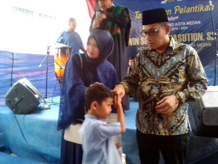Ratusan Anak Yatim Dapat Santunan dari Ketua FPAN DPRD Medan