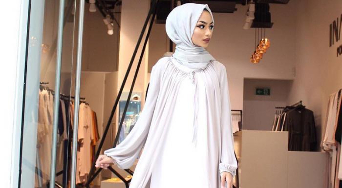 Meski Bernuansa Putih, ini 4 Inspirasi Gaya Hijab Elegan dan Simpel