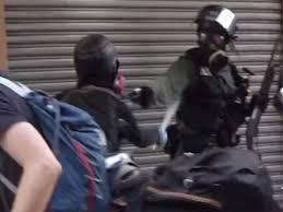 Terekam Kamera, ini Momen Demonstran Hong Kong Ditembak Polisi dari Jarak Dekat 