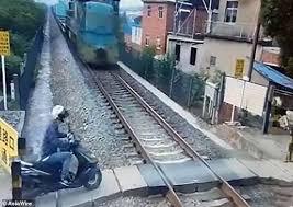 Meski Terserempet Ular Besi, Pengendara Motor Ini Selamat dari Maut