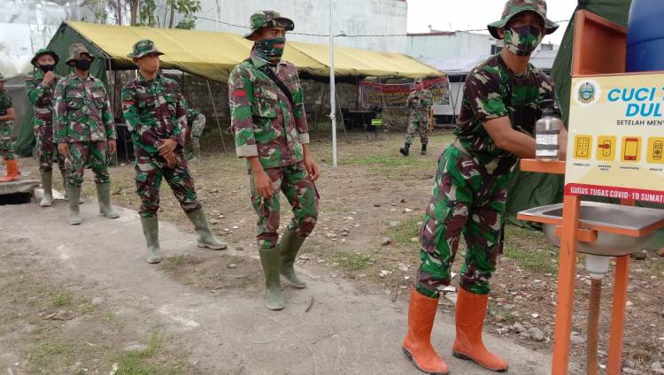 Dengan Rajin Cuci Tangan Personil Satgas TMMD Terapkan Protokol Kesehatan Di Lokasi TMMD
