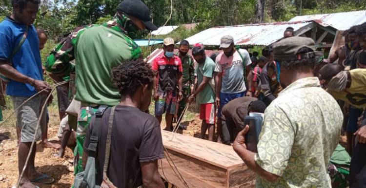 Satgas Yonif Raider 100/PS Pos Yabanda Bantu Pemakaman Warga Kp Yabanda