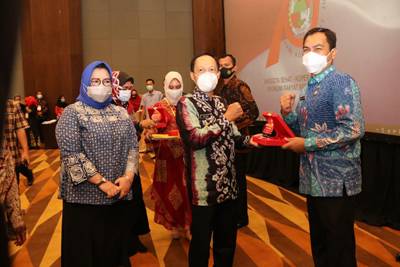 Pjs Wali Kota Berikan Penghargaan Kepada Tokoh & Pengurus Koperasi Terbaik
