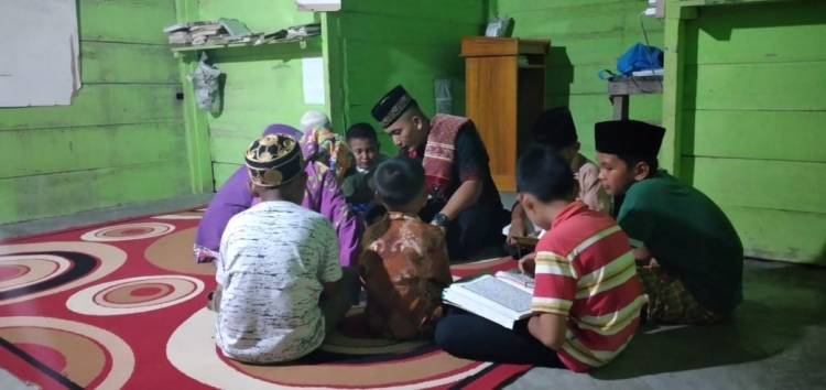 Satgas Pamtas RI-PNG Yonif Raider 100/PS Pos Arso 13 Turut Ajarkan Anak Batas Membaca Al-Quran