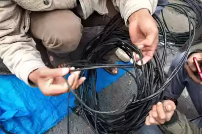 Perbaiki Talang Atap Rumah, Nyawa Ayah dan Anaknya Melayang