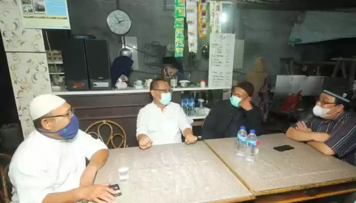 Usai Sholat Isya Berjamaah, Akhyar Diskusi di Warung Kopi Berondok
