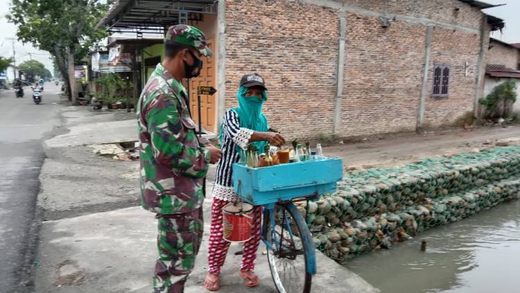 Satgas TMMD 109 Ketemu Dengan Penjual Jamu Keliling Di Pinggiran Kali Seri Merah Kelurahan Tanah Enam Ratus Medan Marelan.