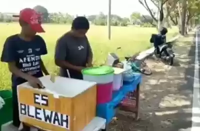 Dua Anak SD Ringankan Beban Ayah di PHK Buruh Pabrik, Jual Es Blewah