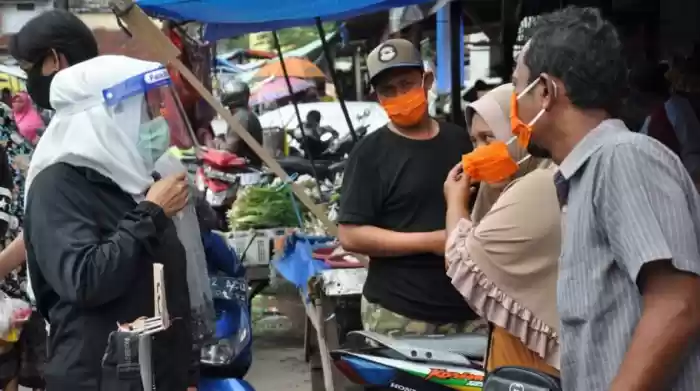 Cegah Covid-19, Nurul Akhyar Bagikan Masker Kepada Pedagang di Pasar Lekong