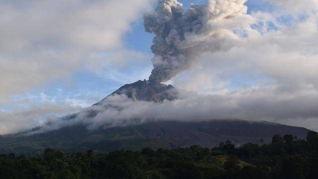 Tadi Pagi, Gunung Sinabung Erupsi  Setinggi 1.500 Meter