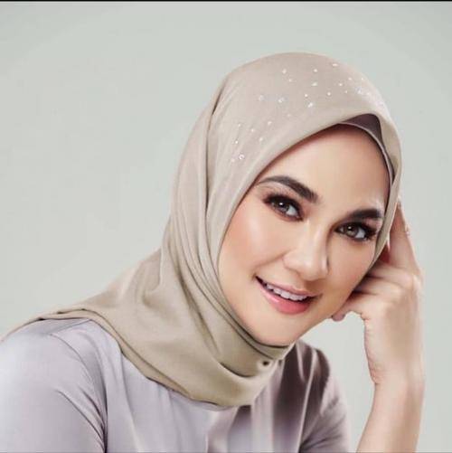 Penampilan Lunaya Maya Menggunakan Hijab, Makin Cantik