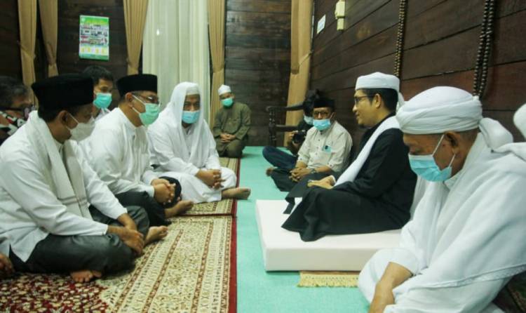 Akhyar-Salman Sholat Subuh di Besilam, Tuan Guru: Besilam Bersama Orang Baik