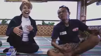  Ade Londok Nyeleneh,  Menarik perhatian Nikita Mirzani. 