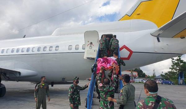 TNI Evakuasi Anggota TGPF dan Sertu Faisal Korban Penembakan KKSB Ke Jakarta