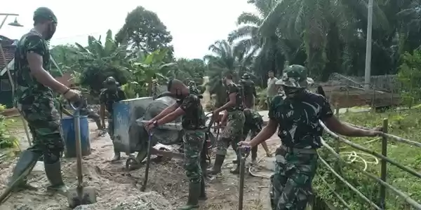 Kazidam I/BB : Cegah Covid-19, Personil Zidam Gelar Karya Bakti Dengan Disinfektan Istana Maimun