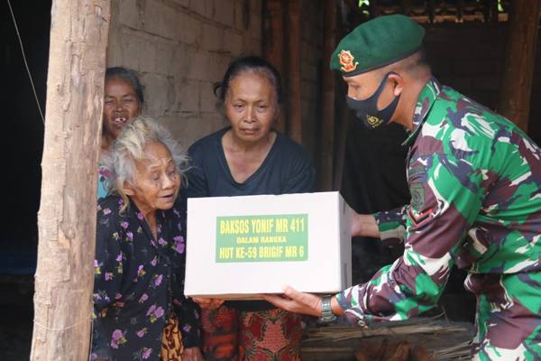 Sambut HUT ke-59 Brigif MR 6 Kostrad, Puluhan Prajurit Yonif MR 411 Pandawa Konvoi Naik Motor Bagikan Sembako