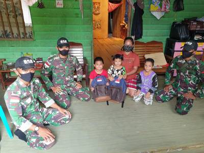 Satgas Pamtas Yonif 642/Kapuas Bagikan Buku dan Tas Sekolah Kepada Anak-Anak Perbatasan