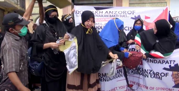 Islam Dihina,  Emak-emak di Medan Serukan Boikot Produk Prancis dan Injak  Poster Macron