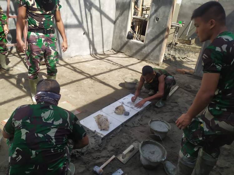 .Kodim 0201/Bs Dengan Tekun Mengerjakan Pembuatan Lantai Keramik Mushola Tanah 600