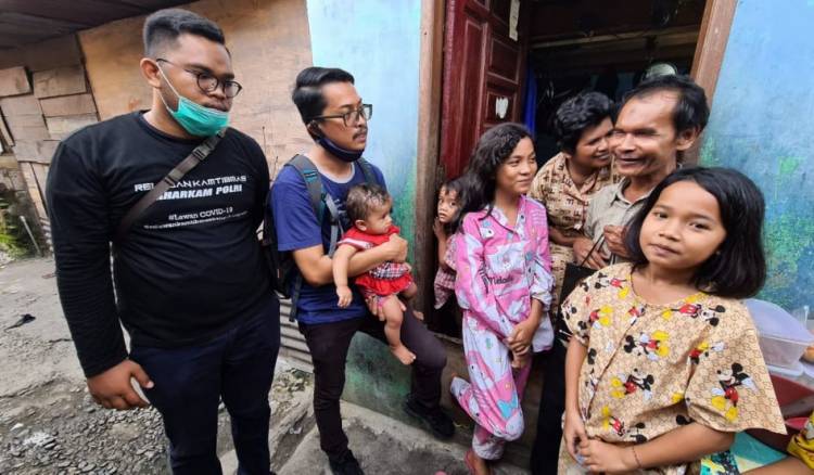 Kabaharkam Polri Bantu Keluarga Pengamen Buta di Medan : Alhamdulillah
