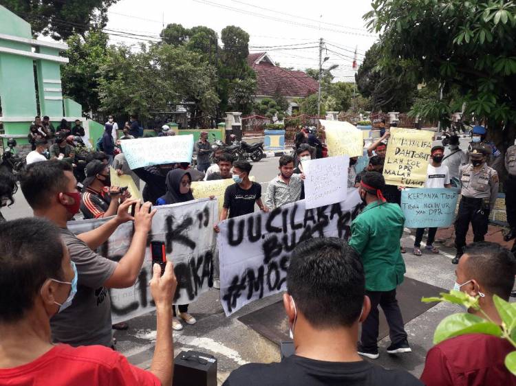 Walau Sedikit Massanya  Aksi Unras Tolak  Omnibus Law Di Tebing Tinggi Tetap Ada