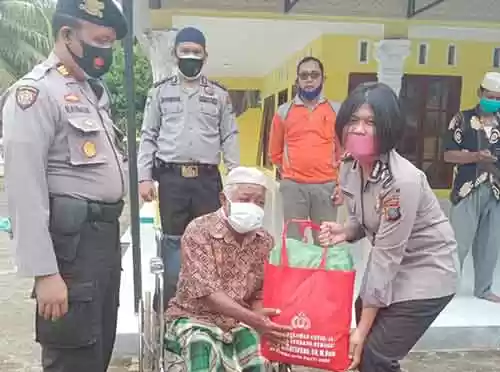 Polres Sergai Bagi Paket Sembako kepada Masyarakat Terdampak Pandemi