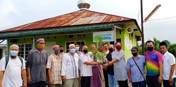 UKM Jurnalis Bina Mandiri Tanam Bibit Eucalyptus di Masjid Ar Ridho Polonia