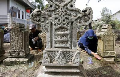 Mapesa Membersihkan Komplek Makam Raja - raja  di Gampong Pande