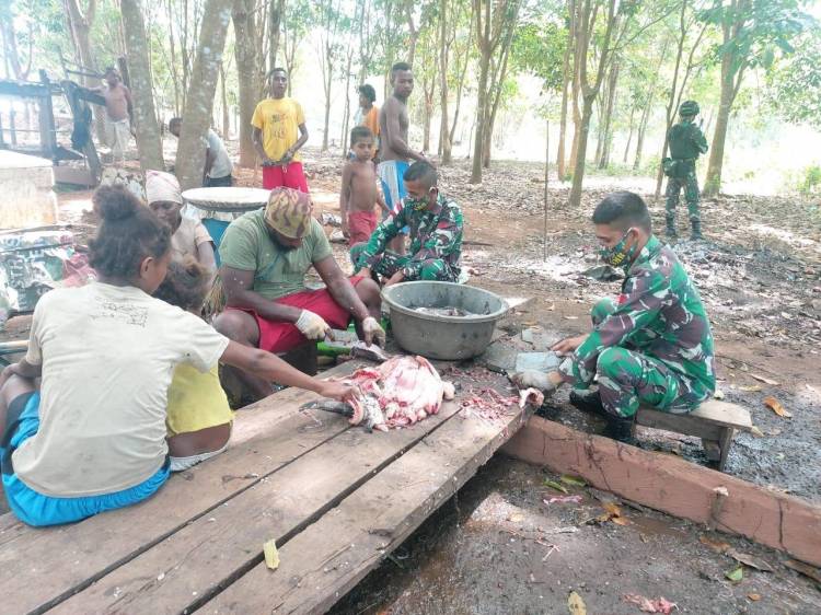 Prajurit Satgas Pamtas Yonif 125/Simbisa Bantu Warga Perbatasan Buat Ikan Asin