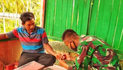 Tekan Angka Malaria, Satgas Yonif MR 413 Bagikan Insektisida