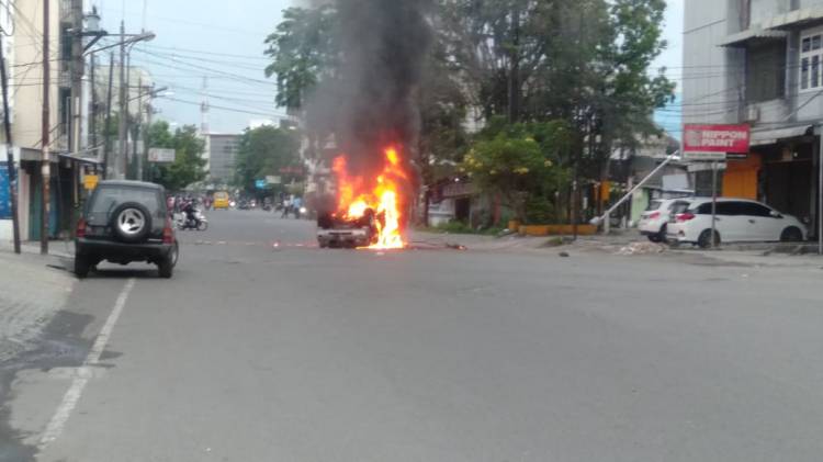 Pendemo Rusak Sejumlah Kendaraan Dinas Polda Sumut