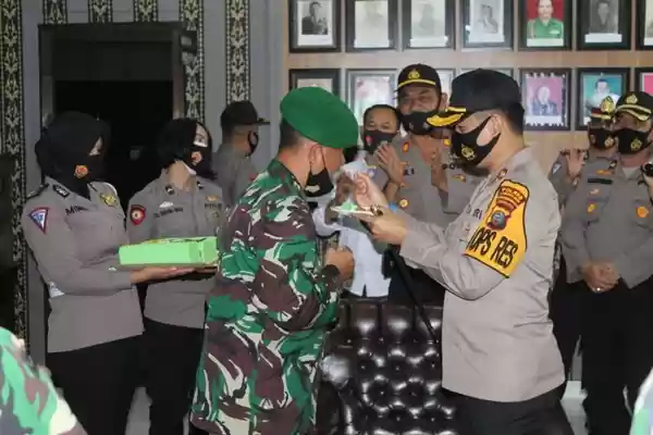 Bawa Kue Tart, Kapolres Labuhanbatu Datangi Kodim 0209