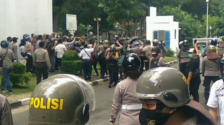 Demo DPRDSU Menolak  Omnibus Law UU Cipta Kerja Polisi "di Lempar"