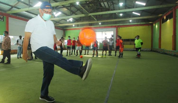 Melihat Orang Main Bola, Akhyar Rindu Main Bola Lagi