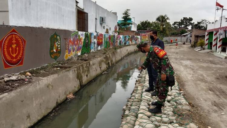 Sadar Akan Pentingnya Kebersihan Lingkungan, Babinsa Himbau Ke Warga Agar Menjaga  Kebersihan Sungai Merah.