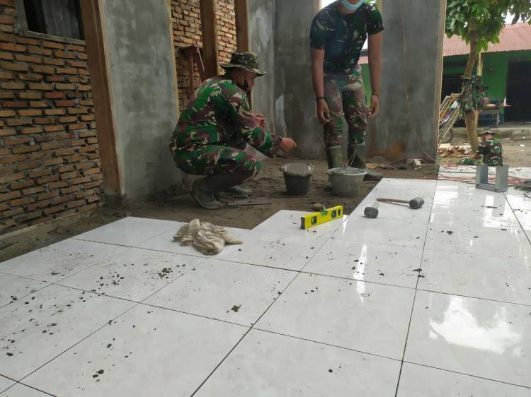 Pemasangan Keramik Bagian Tengah Musholla SudahTahap Akhir Anggota Satgas Merasa Lega