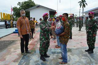 Yon Marhanlan I dan PT Meratus Line Bagi Ratusan Sembako
