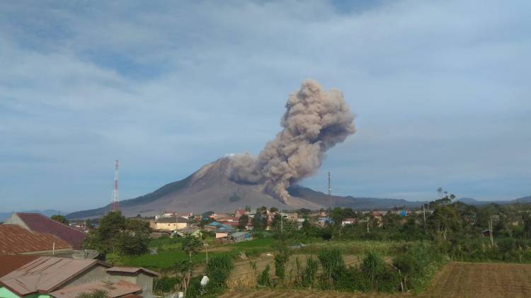 Jumat Siang, Sinabung Muntahkan Awan Panas Sejauh 2.500 Meter